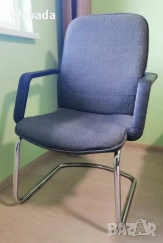 Стабилен метален стол на S-образна конструкция, подходящ за посетителски или болничен стол