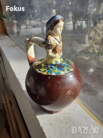 Стара българска троянска керамика стомна момиче със зайче, снимка 2 - Антикварни и старинни предмети - 51074390