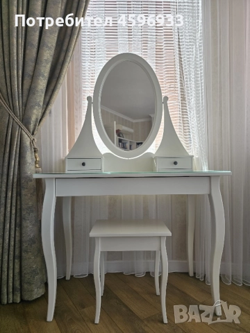 Тоалетка с дървена табуретка IKEA