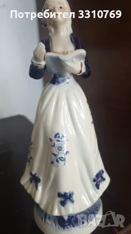 Красива порцеланова статуетка на дама. 