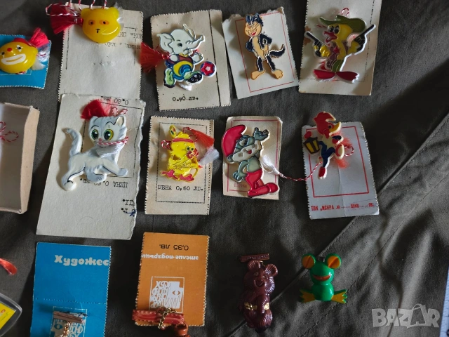 Продавам мартеници НРБ с фигури : Ну ,погоди, мечета , жаба ,Олимпиада , Смърф , снимка 3 - Колекции - 53627248