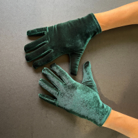 Къси дамски елегантни ръкавици от зелен плюш 8646, снимка 6 - Ръкавици - 44290800