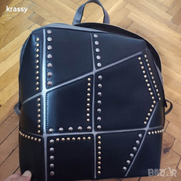 НОВА страхотна дамска кожена раница с капси с етикет, снимка 1