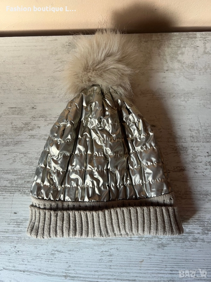 Зимна дамска сребърна шапка с мека и топла вътрешна част и пухен помпон на марката Calliope, снимка 1