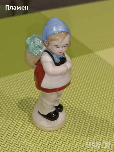 Fasold & Stauch Стара немска порцеланова фигура - момиче с кошница, снимка 1