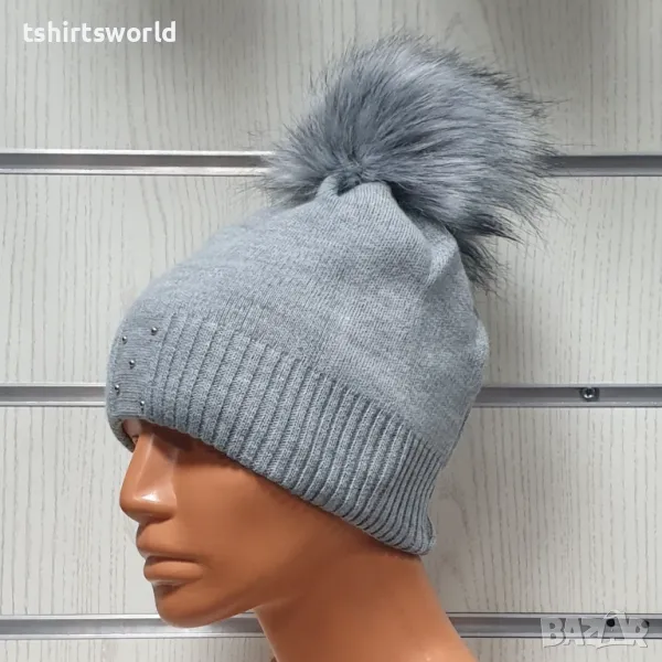 Нова зимна дамска шапка с камъчета с пух/помпон в сив цвят, снимка 1