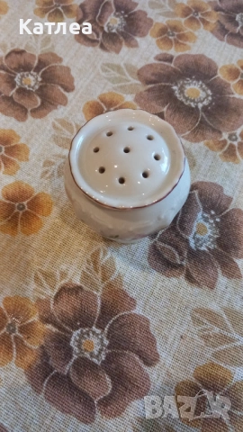 Порцеланова солница , снимка 3 - Аксесоари за кухня - 53701722
