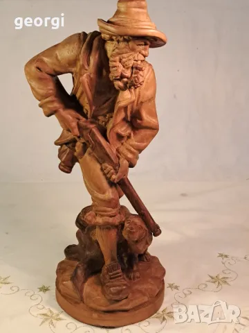 дървена статуетка ловец с куче авторска дърворезба 24/5