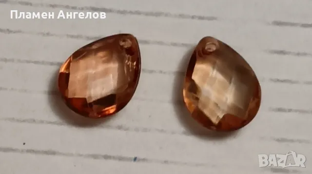 Имитация на камъчета с дупчици за обеци. 