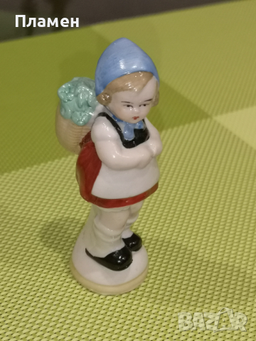 Стара немска порцеланова фигура - момиче с кошница