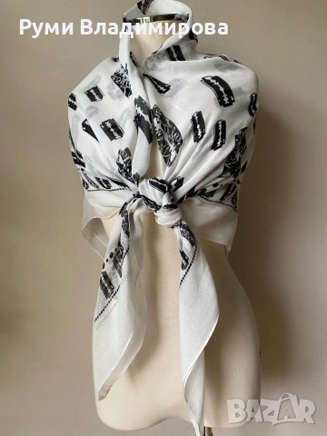 Бял шал Аlexander Mcqueen