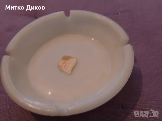Пепелник нов рядък с цената си  от соца акропол млечно стъкло135 мм горе фи и долу 120 мм и Н-4см