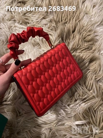Червена чантичка със златен елемент, снимка 4 - Чанти - 53090958