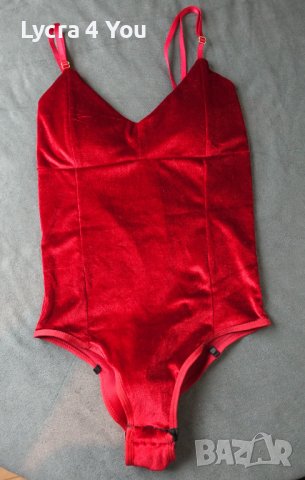 S секси червено кадифено боди с бяла пухкава заешка опашка