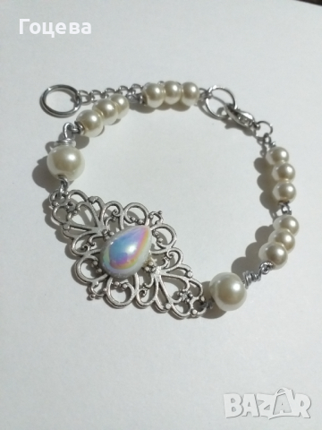 Красива гривна във Викториански стил с кристални перли и красиви орнаменти в цвят Сребро 