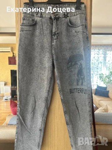 Дънки в сиво с апликация и сребърна токс