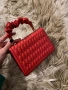Червена чантичка със златен елемент, снимка 4