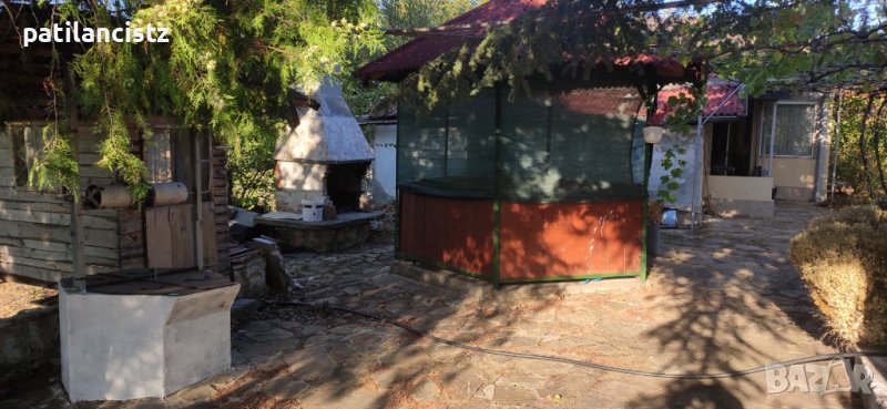 Къща с двор, лозе, басейн, барбекю и бесетка, снимка 1