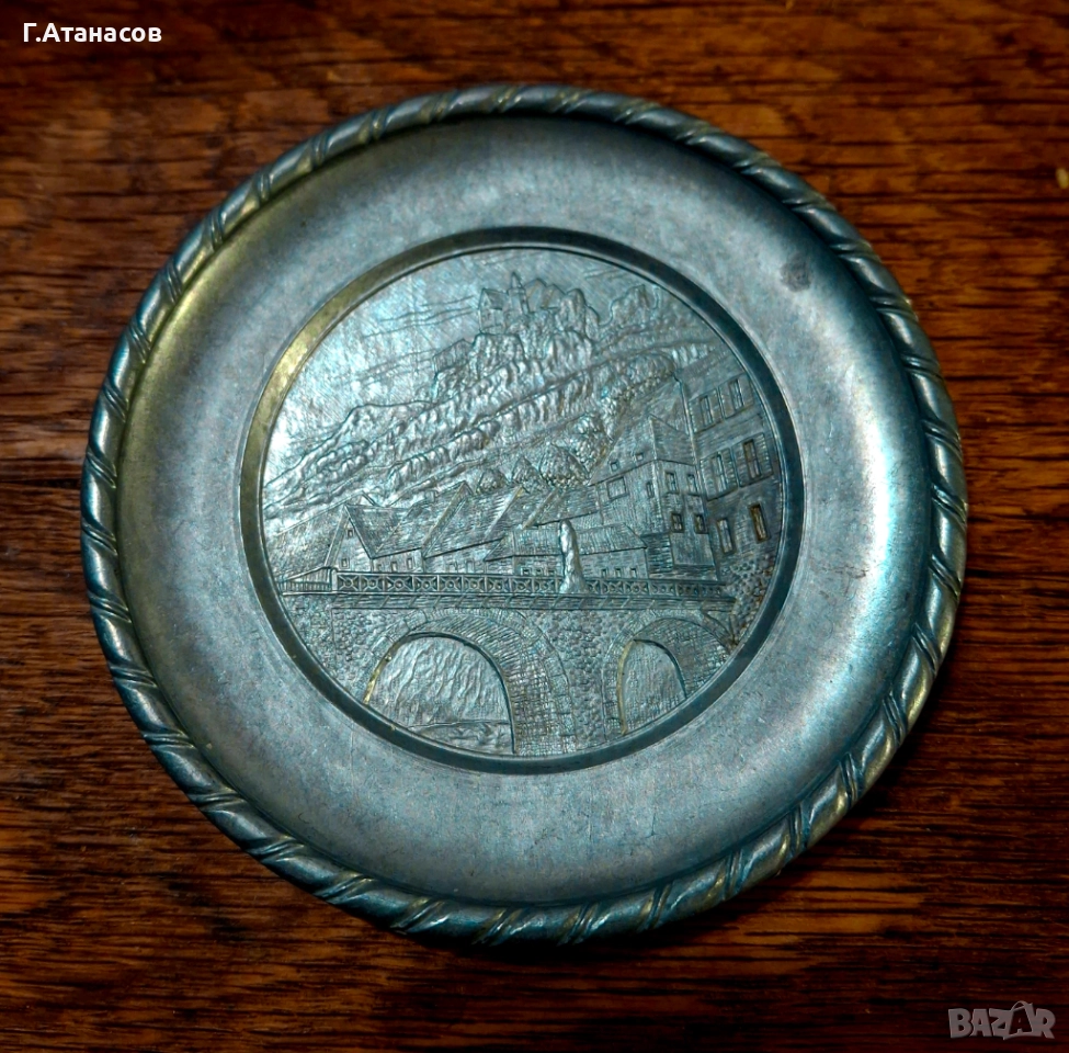 Старинна немска калаена чиниика с детаилен релеф , снимка 1