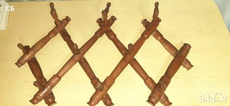 Дървена сгъваема закачалка, 3 старинни сърпа и стари инструменти, снимка 1