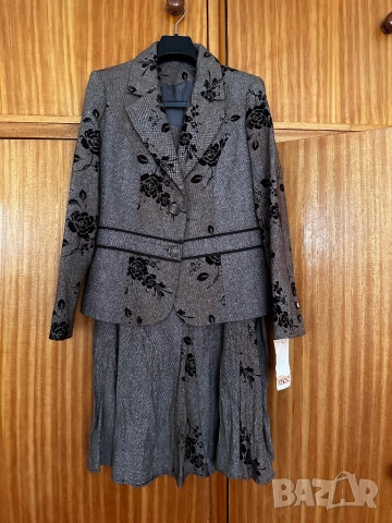 Кафяв вълнен костюм