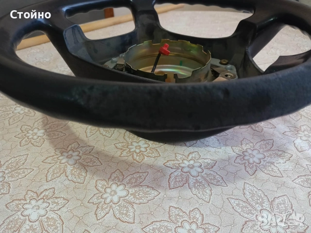 Продава се оригинален гумен волан за Мерцедес W124, снимка 4 - Части - 53582986