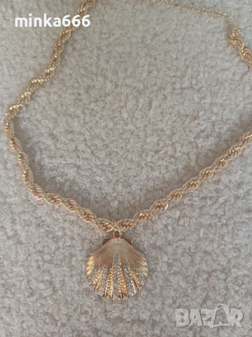 Позлатено синджирче с медальон.
