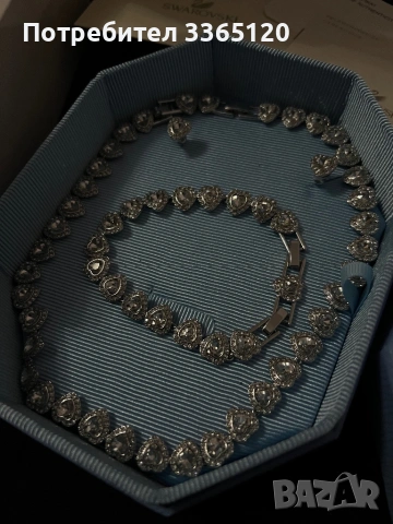 Ariana Grande x Swarovski Crystal Heart set, снимка 2 - Други - 53219760