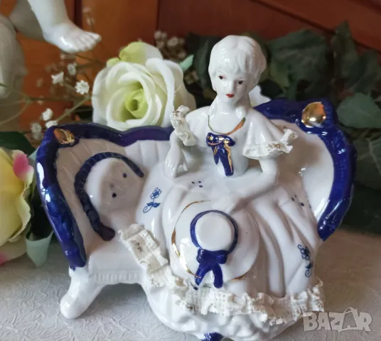  Нежна  Порцеланова статуетка  в синьо бели цветове., снимка 7 - Статуетки - 49030649