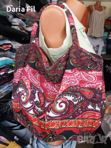 Текстилна чанта в преобладаващи червени пейсли принт цветове 