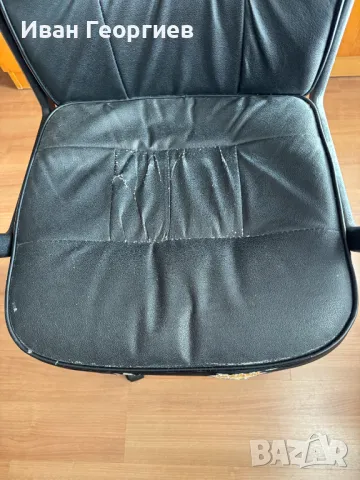 Офис стол  от изкуствена кожа с облегалки за ръцете, на колела , снимка 2 - Столове - 48654485