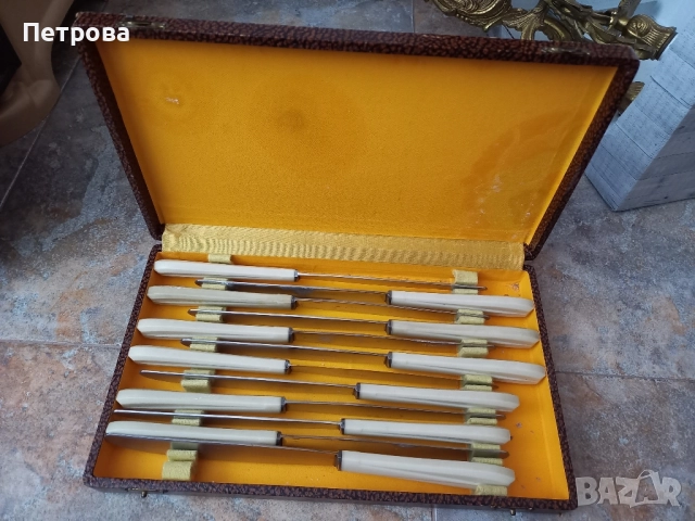 Два комплекта със прибори, ножове