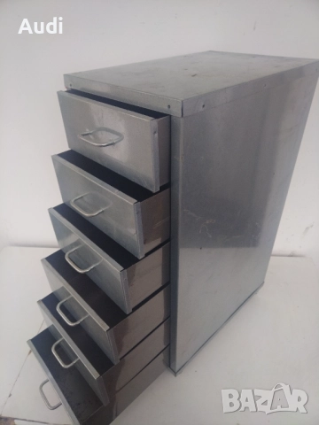 Метален шкаф за инструменти с  6 броя чекмеджета с дръжки. Мобилен на 4 бр колелца