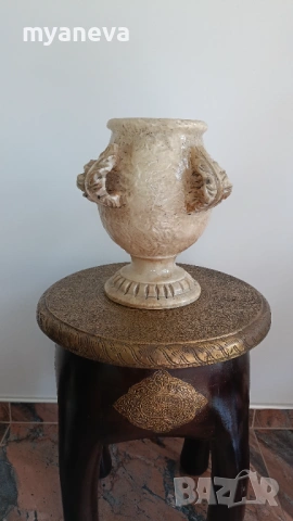 Италианска ваза, амфора с дръжки във формата на листа. 