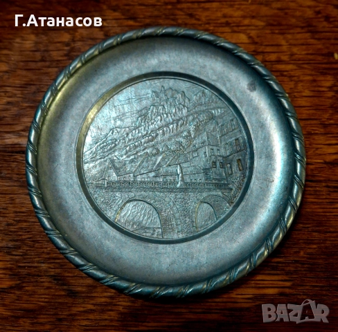 Старинна немска калаена чиниика с детаилен релеф 