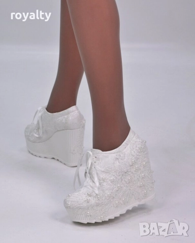 Обувки на платформа - бели