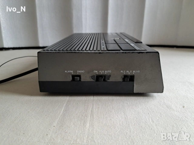 Ретро радио часовник Universum UR 1452., снимка 2 - Радиокасетофони, транзистори - 53471489