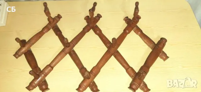 Дървена сгъваема закачалка, 3 старинни сърпа и стари инструменти