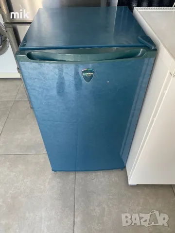 Син малък хладилник 48 см широк 