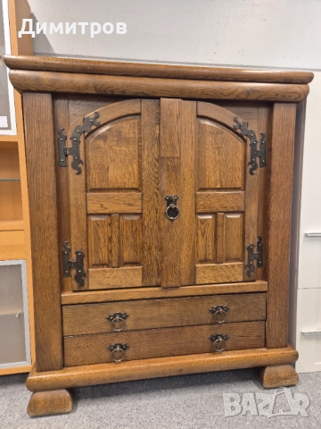 Масивен старинен античен шкаф