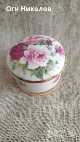 Порцеланова кутийка с позлата и рози, снимка 2 - Антикварни и старинни предмети - 50957824