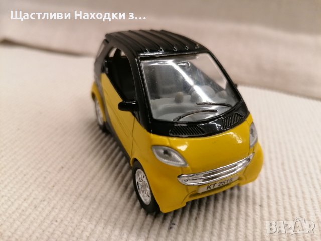 Модел на автомобил Maisto 1 Plus 1 Smart Car в жълт цвят.
