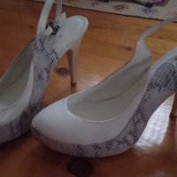 Елегантни бели обувки, снимка 2 - Дамски обувки на ток - 41041629