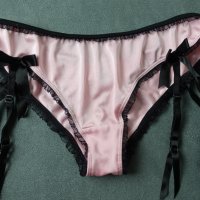 М розови сатенирани изрязани бикини/бразилиани с черни жартиери, снимка 1 - Бельо - 40501245