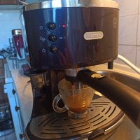 Кафемашина Делонги с ръкохватка с крема диск, работи отлично и прави хубаво кафе , снимка 1 - Кафемашини - 41782899