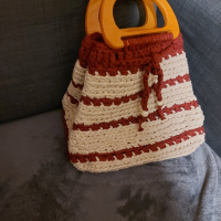Нова плетена чанта с дървени дръжки, снимка 2 - Чанти - 44700314