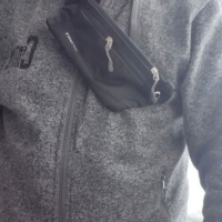 Чанта за кръст,гърди Черна с изходк за жични слушалки , снимка 2 - Чанти - 44433192