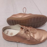 детски обувки Clarks боси и златисти, снимка 1 - Детски обувки - 40351159