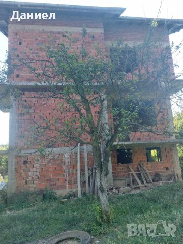 Продавам самостоятелна къща на 2 етажа с таванско и сутерен, снимка 3 - Къщи - 41510689