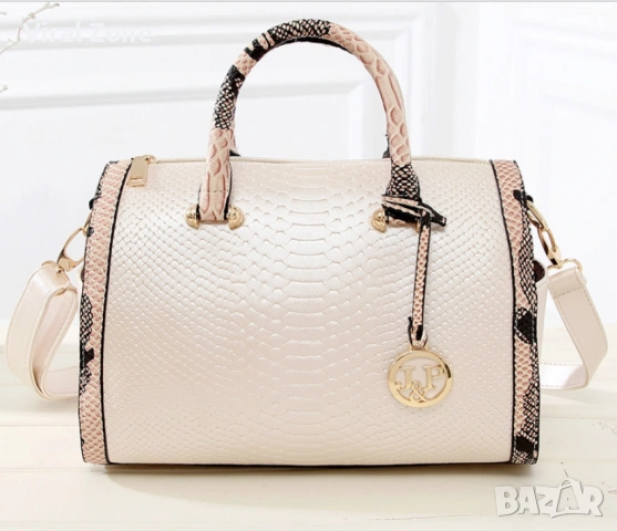 Дамска чанта с декорация 